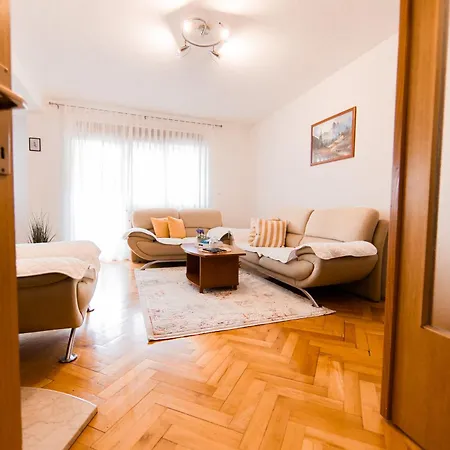 Li Apartman *
